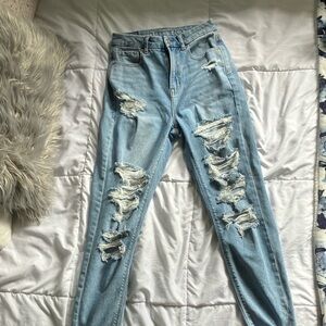 AMERICAN EAGLE curvy ripped mom jeans